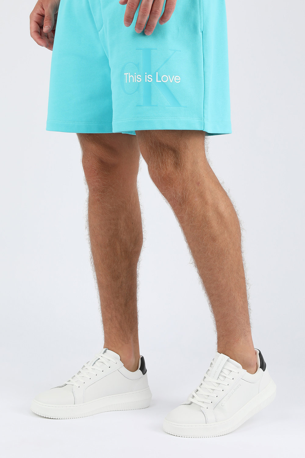 תמונת כל הלוק של נעלי סניקרס צ'אנקי בלבן ושחור